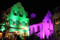 Fassadenbeleuchtung; historische Geb&auml;ude; Stadtpfarrkirche